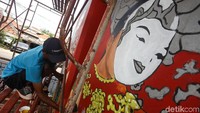 Tiang penyangga flyover tersebut dihias dengan berbagai tema seperti seni dan budaya, salah satunya adalah Tari Topeng.