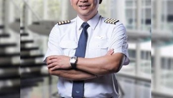 Diungkap akun @indonesiavoice_, Ari Askhara memiliki arloji keluaran Richard Mille. Salah satu unggahan memperlihatkan dua foto Ari Askhara memakai jam Richard Mille. Disebutkan jam tangan warna hitam itu merupakan model RM 052 Skull dengan harga mencapai 500 ribu Euro atau Rp 8,5 miliar. Foto: dok. Garuda Indonesia.