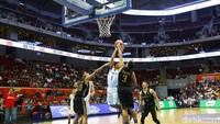 Tim basket Indonesia bertanding melawan Filipina di Mall of Asia Arena, Manila, Senin (9/12/2019).