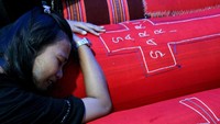 Setelah jasad leluhur diletakkan di tempat sesuai urutannya maka kaum perempuan kemudian melakukan ratapan kematian.