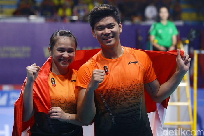 Praveen Jordan/Melati Daeva Oktavianti mengalahkan pasangan Goh Soon Huat/Shevon Jemie Lai (Malaysia) di final bulutangkis SEA Games 2019. Mereka pun meraih medali emas.