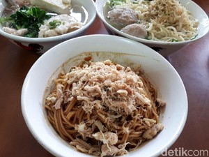 Mie Baso Akung: Yamin Legendaris dengan Topping Ceker Super Lembut!