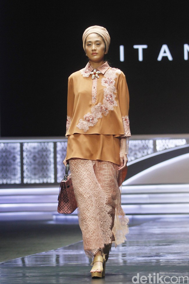 Fashion show Itang Yunasz dengan tema Nusantara untuk Dunia menampilkan koleksi busana berbahan kain songket dari Sumatera Barat di Indonesia Sharia Economic Festival [ISEF] 2019, Jakarta Convention Center, Jakarta. Kamis [14/11/20109]. Foto: Mohammad Abduh/Wolipop