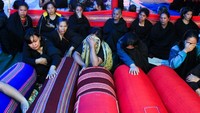 Pada keesokan harinya kegiatan dilanjutkan dengan penyembelihan kerbau dan babi. Terakhir jasad diarak untuk dimasukkan kembali ke dalam liang Alang atau Lokko.