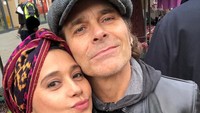 Mike Tramp, vokalis White Lion, menikahi Ayu Azhari. Rocker asal Denmark itu menikahi Ayu Azhari pada Mei 2003. Tak jarang rumah tangga Ayu Azhari dan Mike Tramp pernah dikabarkan goyang, tapi sampai sekarang mereka tetap bersama. Mereka dikaruniai empat orang anak. Foto: dok. Pribadi
