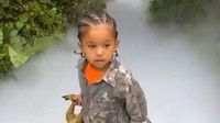 Kim Kardashian dan Kanye West mengubah halaman rumahnya menjadi sebuah hutan belantara layaknya di Jurrasic Park. Dok. Instagram/kimkardashian