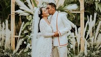 Momen indah ketika Glenn Fredly mempersunting Mutia ayu yang berprofesi sebagi model dan penyanyi 19 Agustus 2019.  Instagram