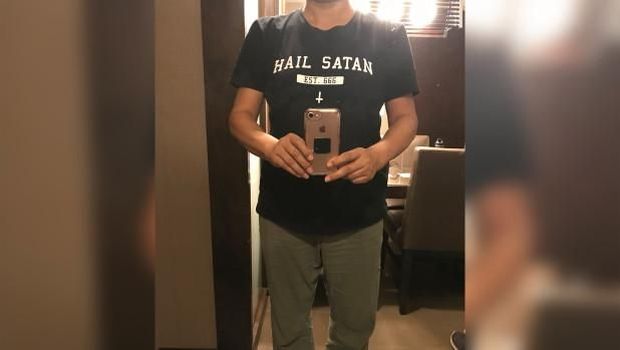 Kaus 'Setan' dan Pakaian Seksi Jadi Masalah di Pesawat