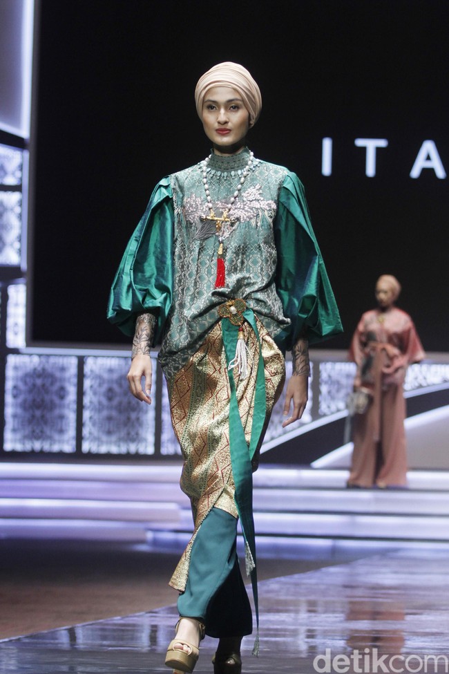 Fashion show Itang Yunasz dengan tema Nusantara untuk Dunia menampilkan koleksi busana berbahan kain songket dari Sumatera Barat di Indonesia Sharia Economic Festival [ISEF] 2019, Jakarta Convention Center, Jakarta. Kamis [14/11/20109]. Foto: Mohammad Abduh/Wolipop