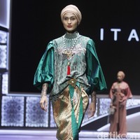 Fashion show Itang Yunasz dengan tema Nusantara untuk Dunia menampilkan koleksi busana berbahan kain songket dari Sumatera Barat di Indonesia Sharia Economic Festival [ISEF] 2019, Jakarta Convention Center, Jakarta. Kamis [14/11/20109]. Foto: Mohammad Abduh/Wolipop