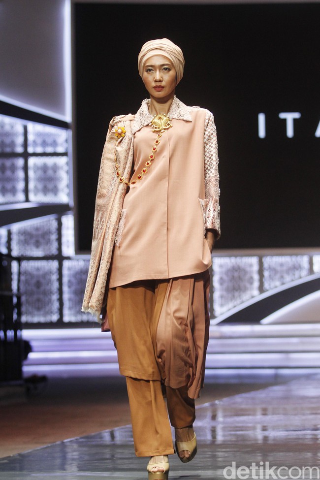 Fashion show Itang Yunasz dengan tema Nusantara untuk Dunia menampilkan koleksi busana berbahan kain songket dari Sumatera Barat di Indonesia Sharia Economic Festival [ISEF] 2019, Jakarta Convention Center, Jakarta. Kamis [14/11/20109]. Foto: Mohammad Abduh/Wolipop