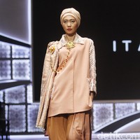 Fashion show Itang Yunasz dengan tema Nusantara untuk Dunia menampilkan koleksi busana berbahan kain songket dari Sumatera Barat di Indonesia Sharia Economic Festival [ISEF] 2019, Jakarta Convention Center, Jakarta. Kamis [14/11/20109]. Foto: Mohammad Abduh/Wolipop