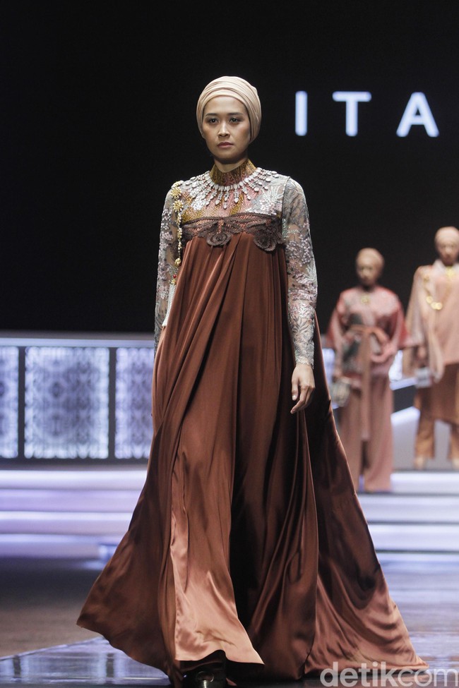 Fashion show Itang Yunasz dengan tema Nusantara untuk Dunia menampilkan koleksi busana berbahan kain songket dari Sumatera Barat di Indonesia Sharia Economic Festival [ISEF] 2019, Jakarta Convention Center, Jakarta. Kamis [14/11/20109]. Foto: Mohammad Abduh/Wolipop