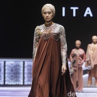 Fashion show Itang Yunasz dengan tema Nusantara untuk Dunia menampilkan koleksi busana berbahan kain songket dari Sumatera Barat di Indonesia Sharia Economic Festival [ISEF] 2019, Jakarta Convention Center, Jakarta. Kamis [14/11/20109]. Foto: Mohammad Abduh/Wolipop