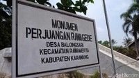 Di pemakaman itu, dikubur ratusan jenazah korban pembantaian Rawagede. 