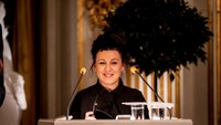 Nama Olga Tokarczuk menjadi pemenang Hadiah Nobel Sastra 2018 yang mendapat pujian dari publik dunia. Ia adalah seorang penulis asal Polandia yang bersinar melalui novel Flights. Foto: Nobel Media. Photo: Alexander Mahmoud