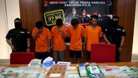 Direktorat Narkoba Bareskrim Polri menggagalkan penyelundupan narkoba jenis sabu via laut dari Malaysia menuju Selat Malaka. Ada 37 Kg sabu yang disita dari 4 tersangka yang ditangkap dan dihadirkan saat polisi melakukan konferensi pers terkait kasus tersebut di di Mabes Polri, Jakarta, Senin (9/12/2019).