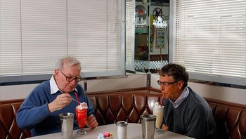 Makan siang biasa saja bersama sahabatnya, Warren Buffet. Keduanya mengaku suka makanan cepat saji, terutama hamburger. Foto: Istimewa