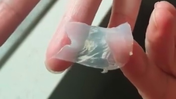 Lapisan serat nata de coco yang disebut terbuat dari plastik. (Foto: Tangkapan layar Facebook) Lapisan serat nata de coco yang disebut terbuat dari plastik. (Foto: Tangkapan layar Facebook)