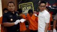 Wadir Narkoba Bareskrim Polri, Kombes Krisno Halomoan Siregar, menjelaskan penangkapan dilakukan pada Kamis (5/12). Saat itu polisi lebih dulu menangkap seorang tersangka berinisial RY yang menunggu kiriman paket sabu di Pelabuhan Sarang Elang, Labuhanbatu, Sumatera Utara.