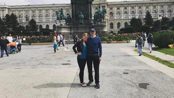 Saat liburan bersama anaknya Jennifer, Gates pun berpakaian biasa-biasa saja. Foto: (Instagram/jenniferkgates)