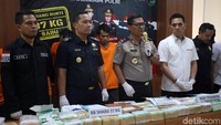Menurut Karo Penmas Divisi Humas Polri, Brigjen Argo Yuwono, tersangka ditangkap di pelabuhan.