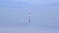 Sebuah tower TV muncul di tengah polusi udara yang terjadi di Sarajevo. AP Photo/Eldar Emric.