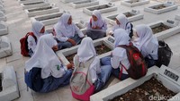 Sejumlah pelajar juga ikut berziarah di taman makam pahlawan Sampurna Raga.