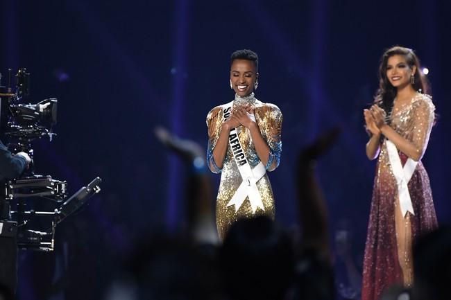 Wanita tersebut diketahui adalah seorang aktivis yang menyoroti masalah kekerasan dan stereotipe terhadap wanita. Sebelum mengikuti Miss Universe 2019, Zozibini dikatakan aktif dalam kampanye media sosial. Foto: Paras Griffin/Getty Images