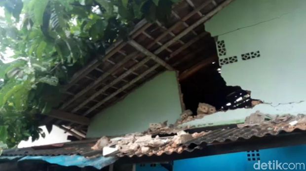 Angin Kencang, Pohon Jabon Tumbang Timpa Rumah Warga