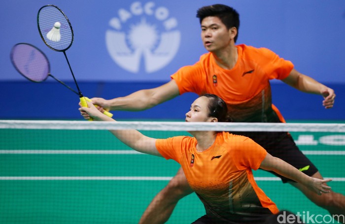 Praveen Jordan/Melati Daeva Oktavianti mengalahkan pasangan Goh Soon Huat/Shevon Jemie Lai (Malaysia) di final bulutangkis SEA Games 2019. Mereka pun meraih medali emas.