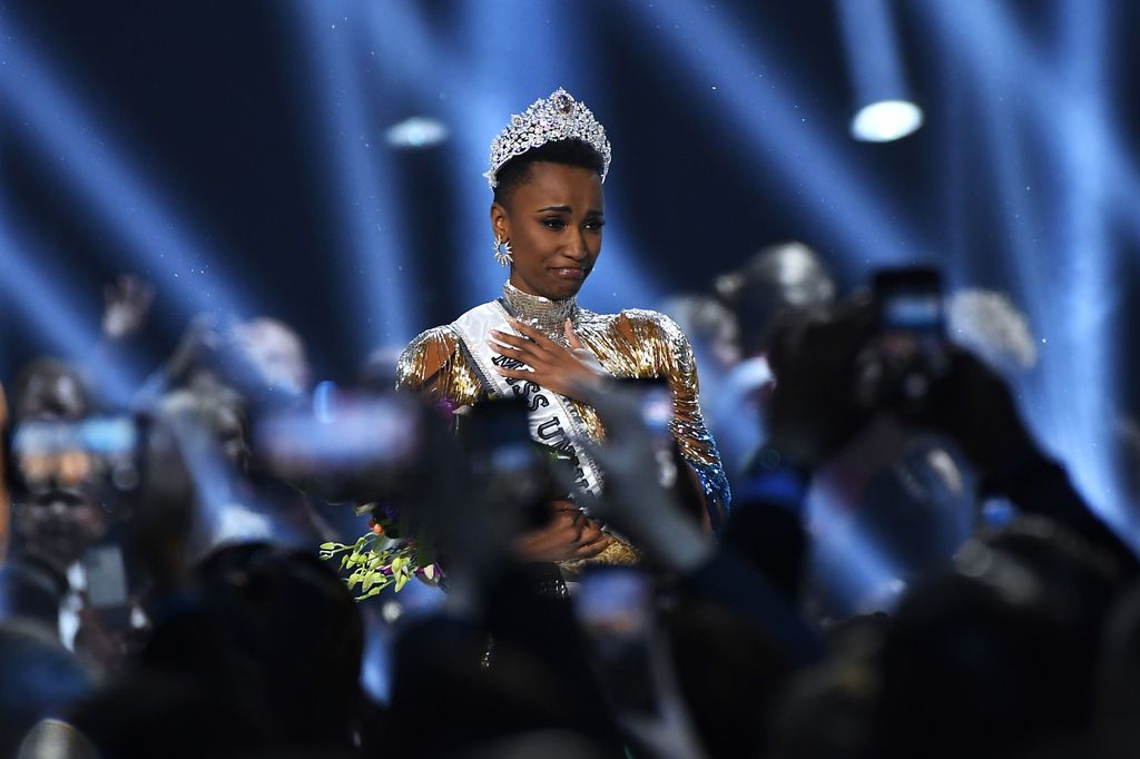 Miss Universe 2019 Zozibini Tunzi ATLANTA, GEORGIA - DECEMBER 08: (EDITORIAL USE ONLY) Miss Universe 2019 Zozibini Tunzi, of South Africa, is crowned onstage at the 2019 Miss Universe Pageant at Tyler Perry Studios on December 08, 2019 in Atlanta, Georgia. (Photo by Paras Griffin/Getty Images)