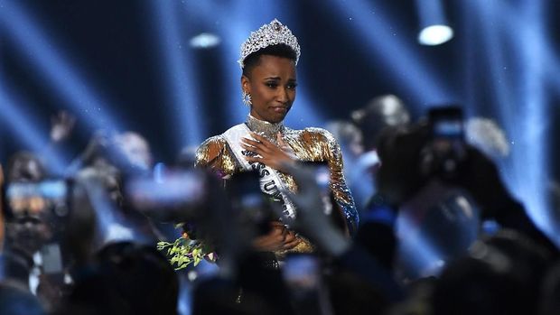 ATLANTA, GEORGIA - DECEMBER 08: (EDITORIAL USE ONLY) Miss Universe 2019 Zozibini Tunzi, of South Africa, is crowned onstage at the 2019 Miss Universe Pageant at Tyler Perry Studios on December 08, 2019 in Atlanta, Georgia. (Photo by Paras Griffin/Getty Images)