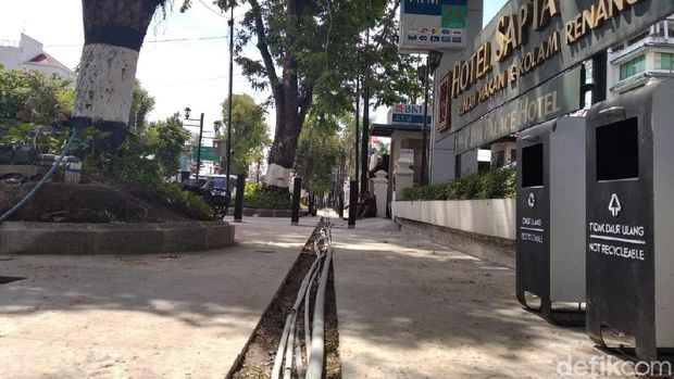 Jalur Pedestrian di Jalan Jenderal Sudirman Yogyakarta dipercantik.