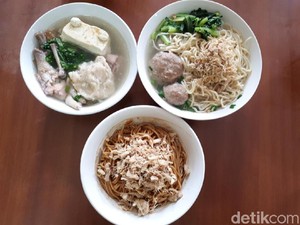 Hujan-hujan, Enaknya Makan Mie Bakso dengan Ceker Lembut
