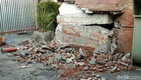 Kerusakan ini diakibatkan karena tempelan-tempelan semen yang digunakan menambal tidak merekat dengan kuat, yang akibatnya membuat dinding batu bata ambrol. 