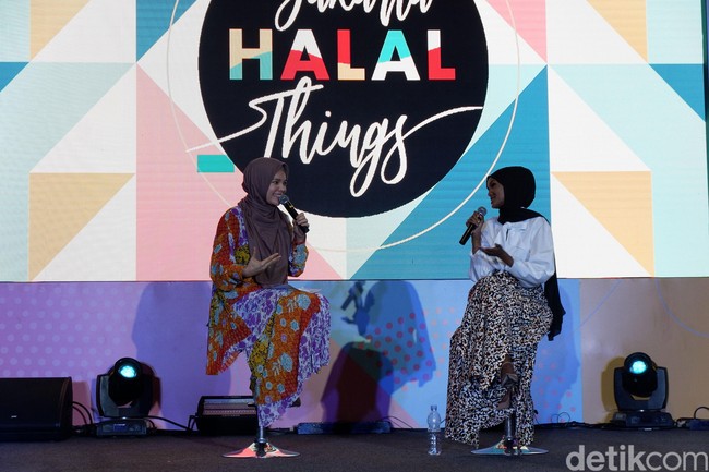 Ikon Muslimah millennial asal Amerika Serikat ini, juga menceritakan bahwa ibunya sangat protektif terhadapnya. ”Saat aku pertama kali terjun di industri ini ibuku sangat khawatir dan aku berusaha untuk meyakinkannya,” ucap Halima yang digandeng Kanye West menjadi model berhijab pertama dan satu-satunya di fashion show Yeezy Season 5, New York Fashion Week 2017. Foto: Gresnia Arela/Wolipop