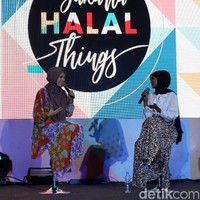 Ikon Muslimah millennial asal Amerika Serikat ini, juga menceritakan bahwa ibunya sangat protektif terhadapnya. ”Saat aku pertama kali terjun di industri ini ibuku sangat khawatir dan aku berusaha untuk meyakinkannya,” ucap Halima yang digandeng Kanye West menjadi model berhijab pertama dan satu-satunya di fashion show Yeezy Season 5, New York Fashion Week 2017. Foto: Gresnia Arela/Wolipop