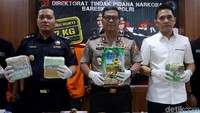 Sejumlah barang bukti turut ditampilkan saat polisi menggelar konferensi pers terkait kasus tersebut.