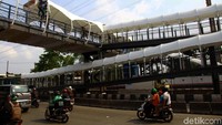 Warna biru dan putih mendominasi rangka JPO.