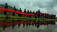 Arak-arakan menuju tenda diawali dengan barisan perempuan dengan pakaian adat lengkap sambil membentangkan kain merah yang disebut Ma’titting. Disusul dengan anggota keluarga lainnya dan di barisan belakang adalah barisan jasad leluhur yang digotong kaum muda.