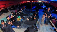 Setiba di tenda, barisan mengitari tenda dengan berjalan berlawanan arah dengan jarum jam sebelum akhirnya masuk ke dalam tenda. 