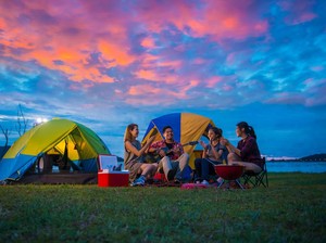 Rencana Kemah Saat Liburan? Jangan Lupa Bawa Barang Praktis Ini