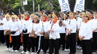 (Kanan-kiri) Ibu Negara Republik Indonesia Iriana Joko Widodo, Penasihat DWP Kementerian PANRB dr. Erni Guntarti Tjahjo Kumolo, Ketua Umum TP PKK Pusat Tri Suswati Tito Karnavian, Ketua Umum Dharma Pertiwi Nanny Hadi Tjahjanto, Ketua Umum Bhayangkari Fitri Idham Azis, Ketua IwaBRI Pusat Rena Sunarso dan Wakil Ketua IwaBRI Pusat Nina Catur Budi Harto mengikuti acara tersebut.
