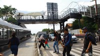Area tangga JPO sudah dipasangi atap berupa membran warna putih sementara di atas JPO baru terpasang rangka.