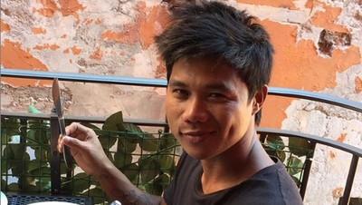 Momen Seru Peselancar Roger Casugay Saat Kulineran di Pinggir Pantai