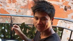 Momen Seru Peselancar Roger Casugay Saat Kulineran di Pinggir Pantai Momen Seru Peselancar Roger Casugay Saat Kulineran di Pinggir Pantai