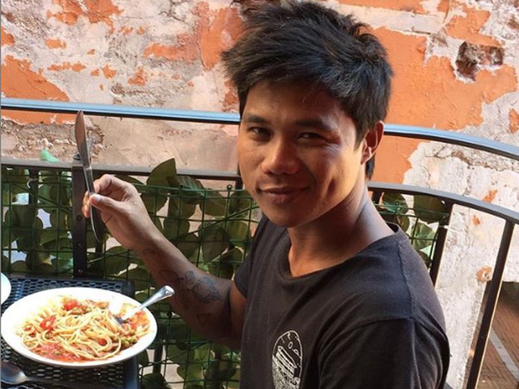 Momen Seru Peselancar Roger Casugay Saat Kulineran di Pinggir Pantai