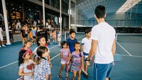 Anak-anak antusias bertemu dengan atlet top dunia asal Serbia tersebut. (Foto: Liga Tennis)