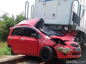 Pikap Mogok Ditabrak Kereta Api hingga Terbakar di  Prabumulih